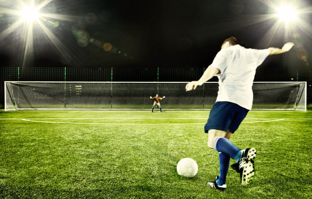 Люди на футбольном поле. Футболист пинает мяч. Футбол картинки. Футболист с мячом. Футболисты на поле.