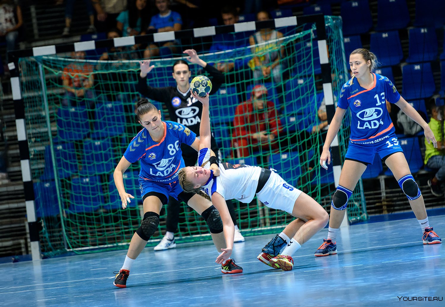 Ручной мяч гандбол. Handball игра. Что такое гандбол в спорте. Спортивная игра гандбол.