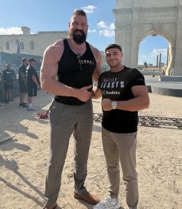 Томми Фьюри пошутил, что чувствовал себя крошечным рядом с силачами — Рихтерсом, Холлом и Шоу