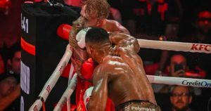 Сенсации не произошло – Джошуа «уничтожил» Пола на ринге